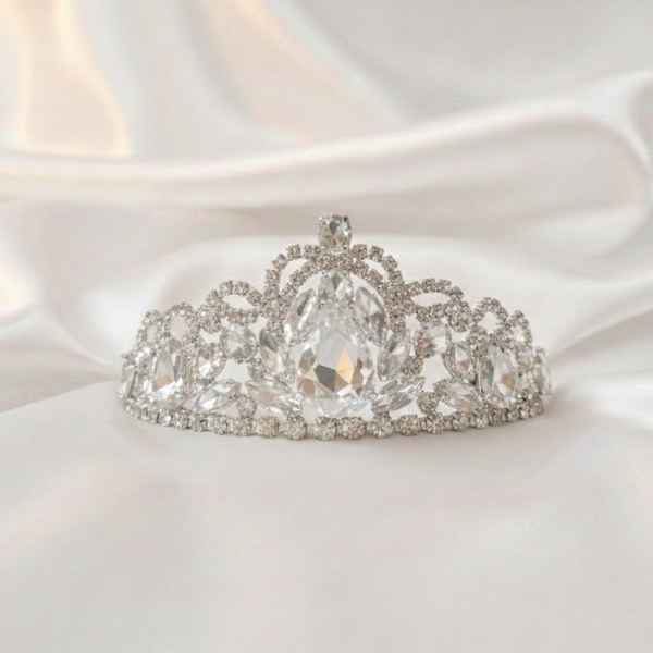 Rhinestone Tiara Silver Veil designed by Roman Matouš at Paris Fashion Week 2026