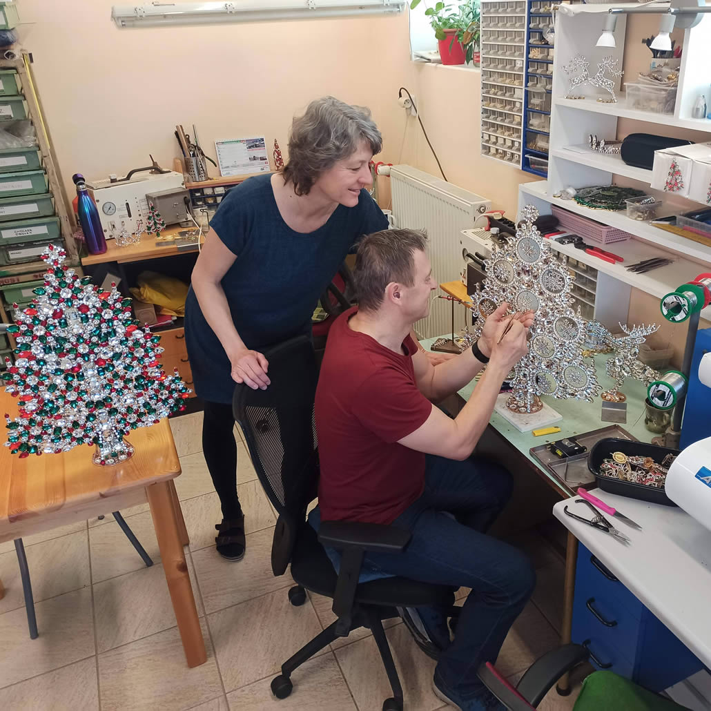 Luxury Czech Jewelry - Preparation of stones for production