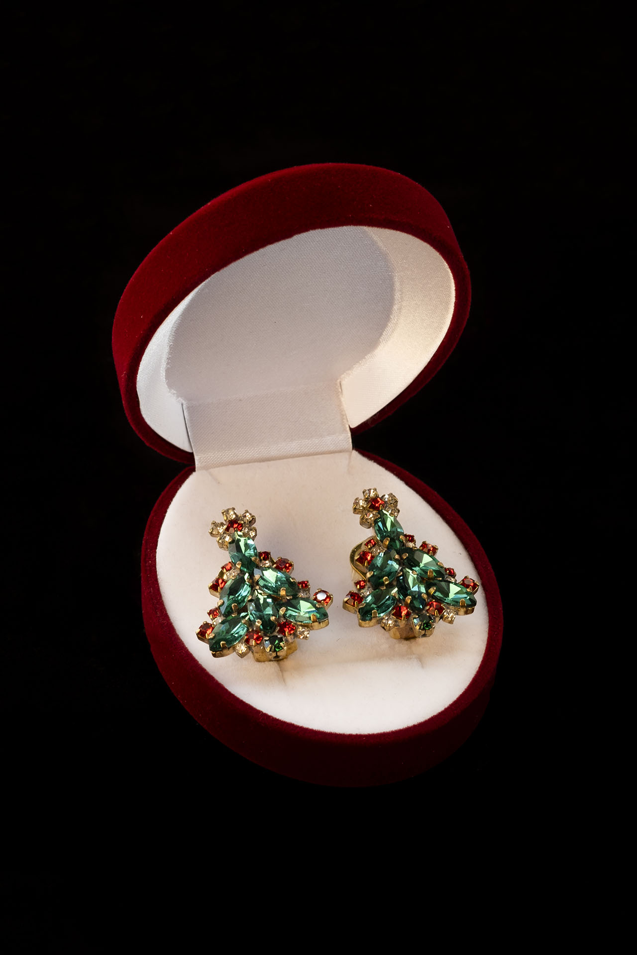 Festive stud earrings handcrafted with coloured rhinestounes