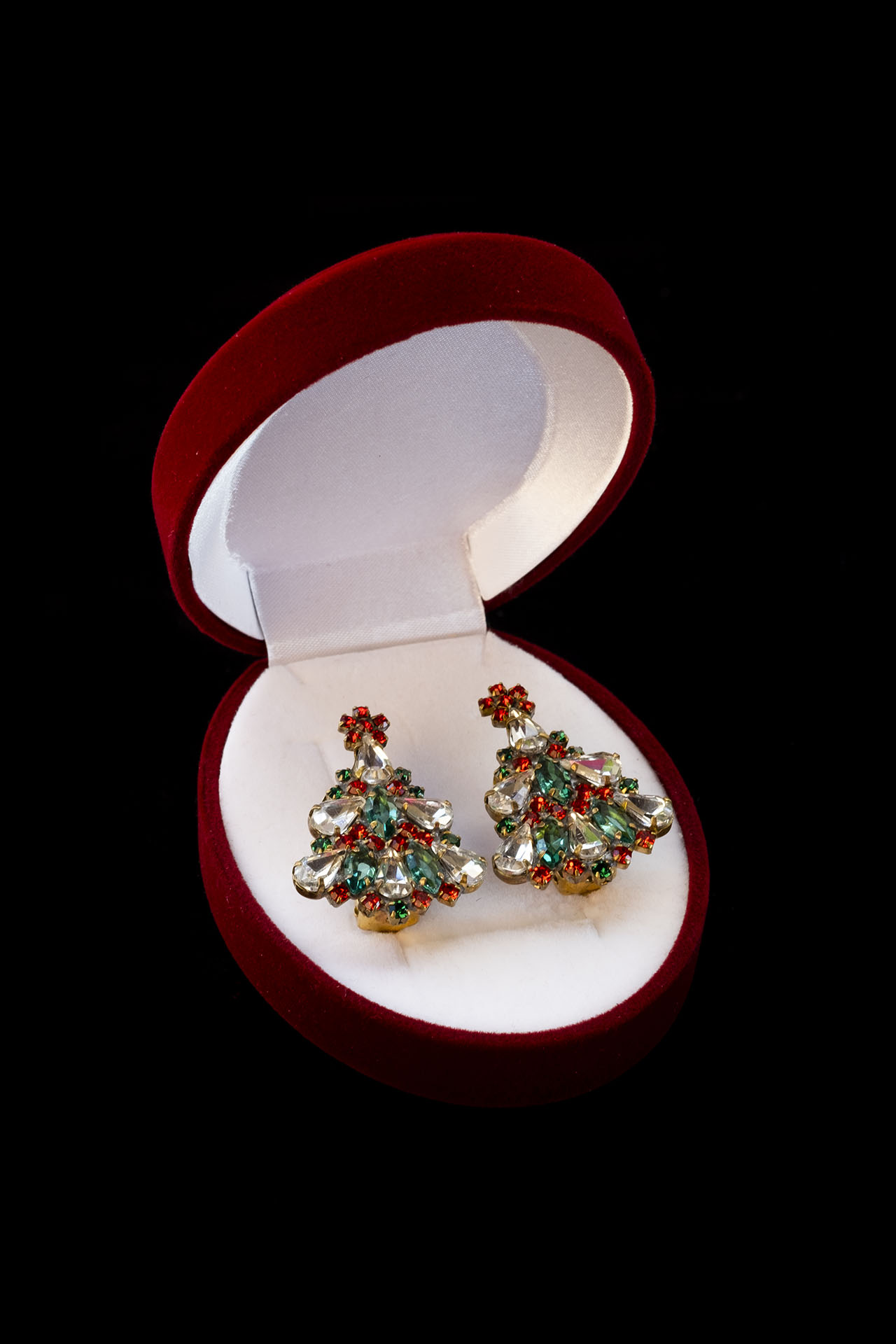 The magnificent star-topped Christmas tree clip-on earrings