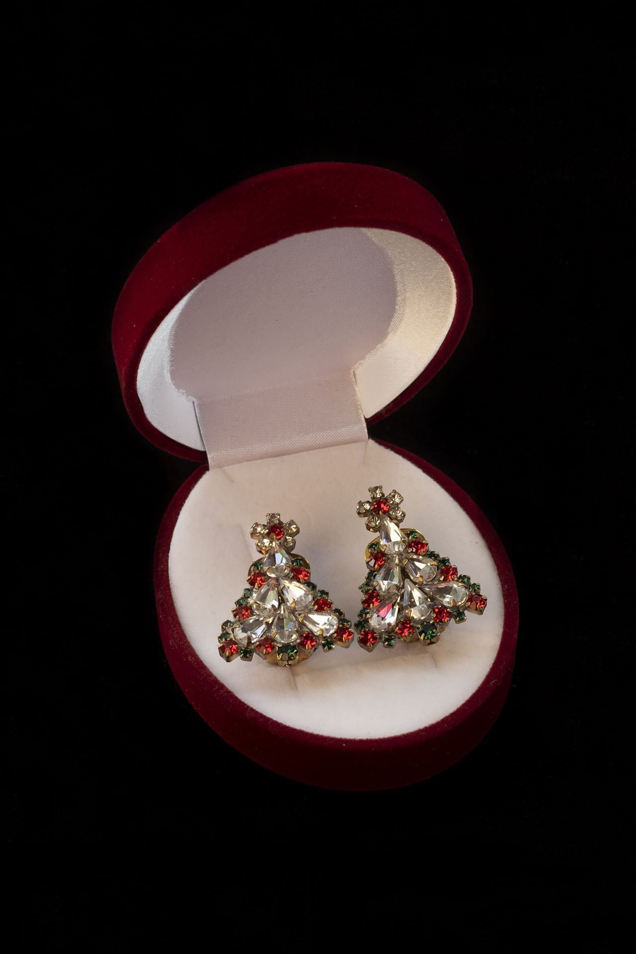 Clip-on earrings with teardrops and small cut rhinestones