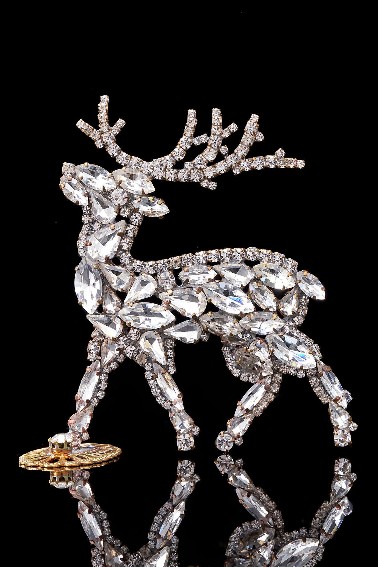 Dashing reindeer - christmas decoration with clear rhinestones