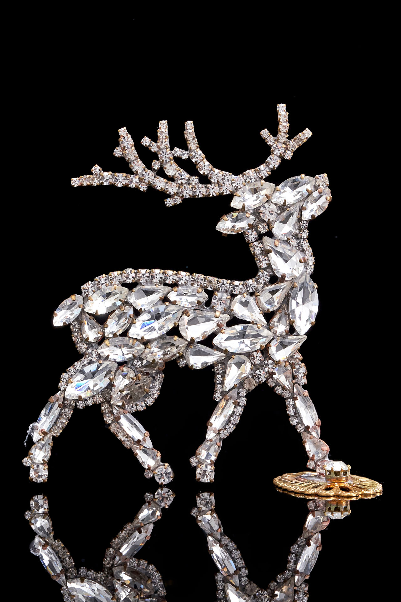 Dashing reindeer - christmas decoration with clear rhinestones