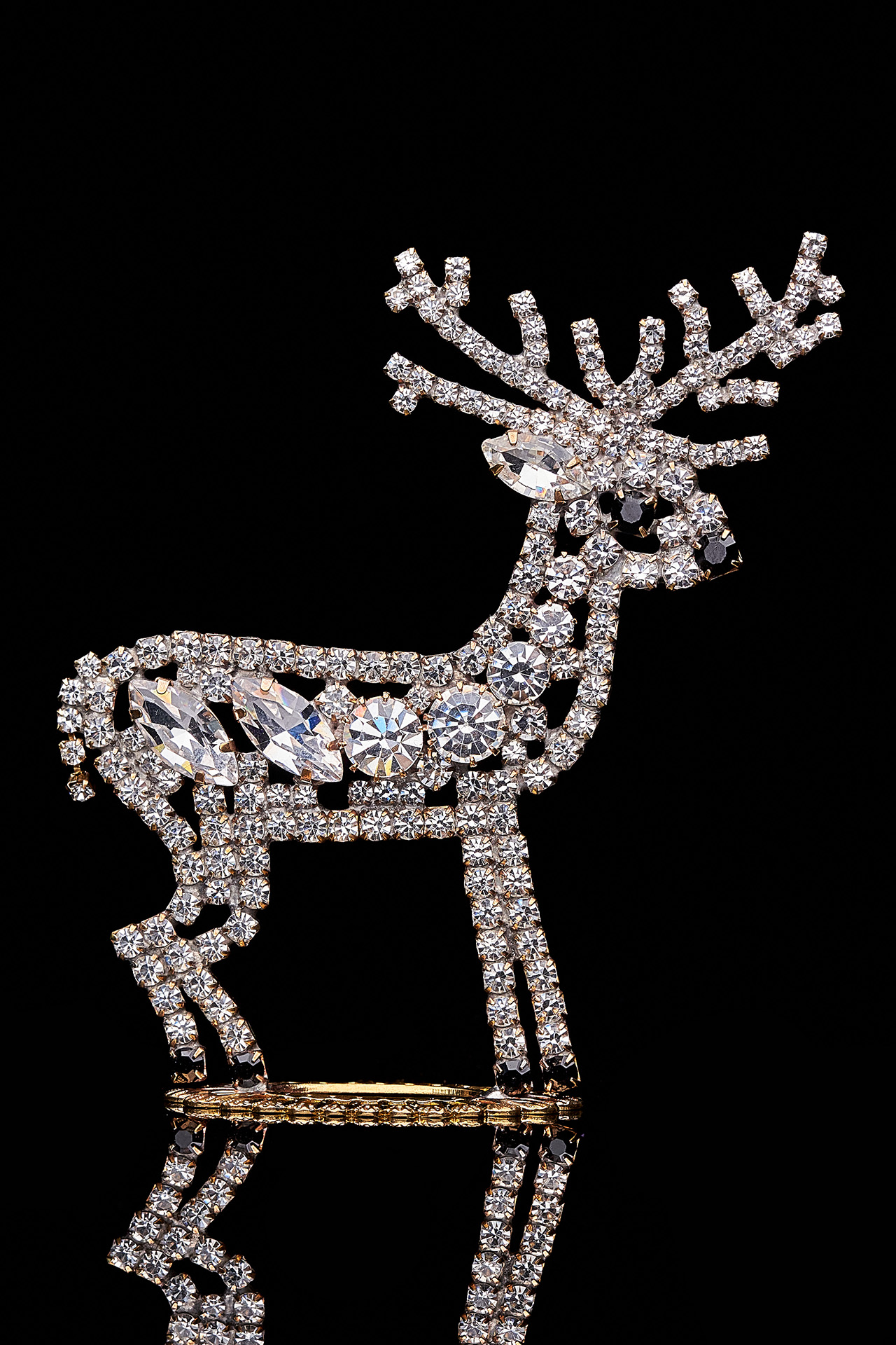 Twinkling reindeer - right facing tabletop Christmas decoration
