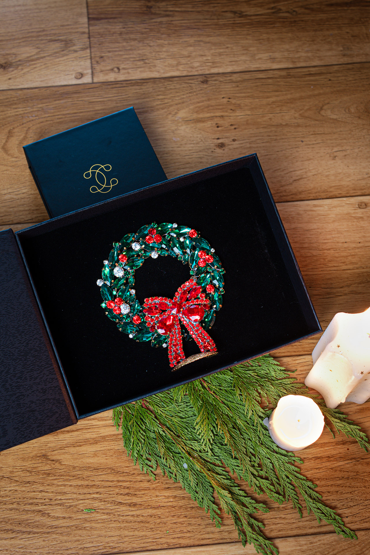 Red and green rhinestone Christmas wreath decoration