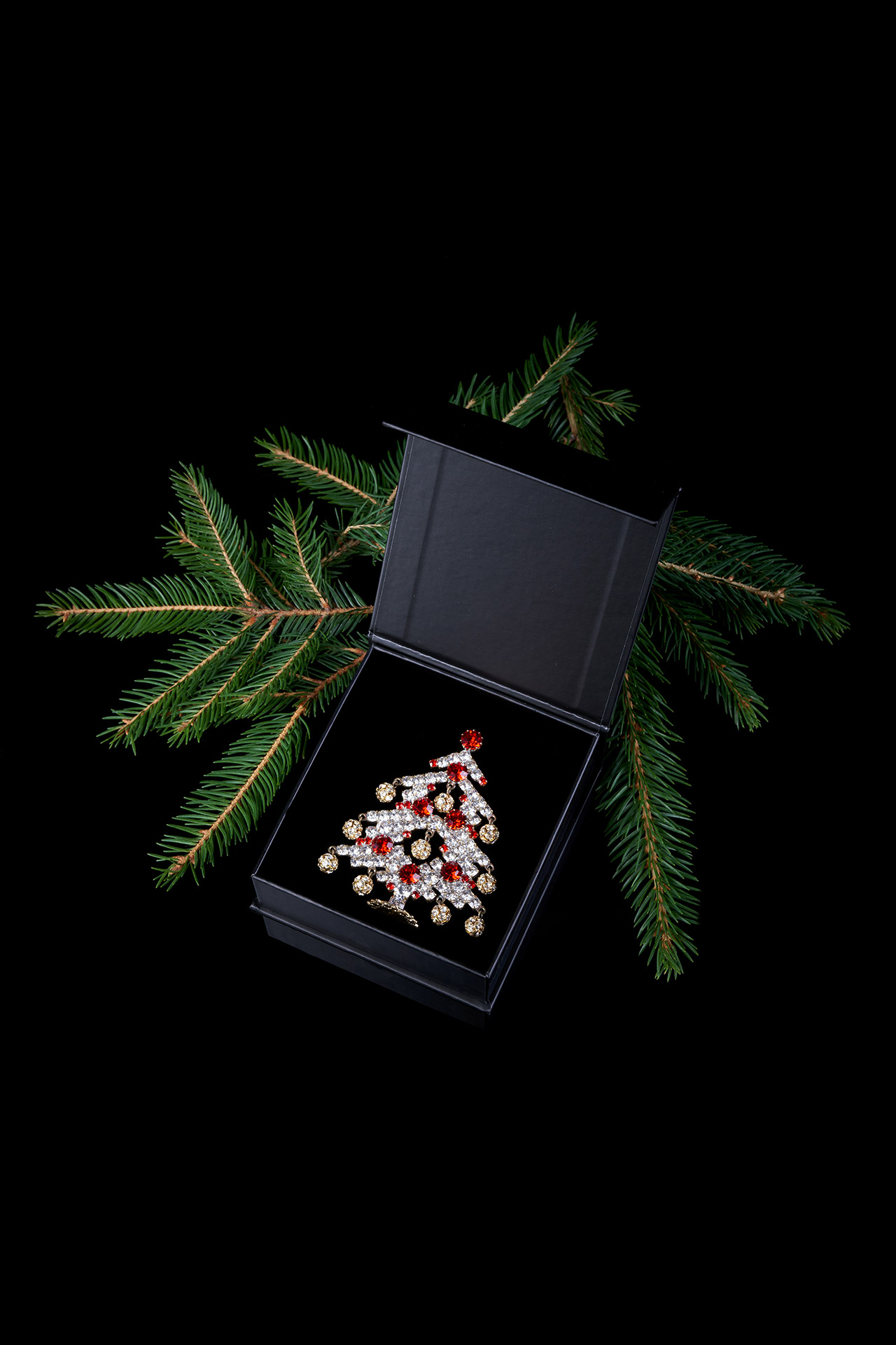 Dainty Dazzling Xmas Tree, handcrafted decoration ornaments
