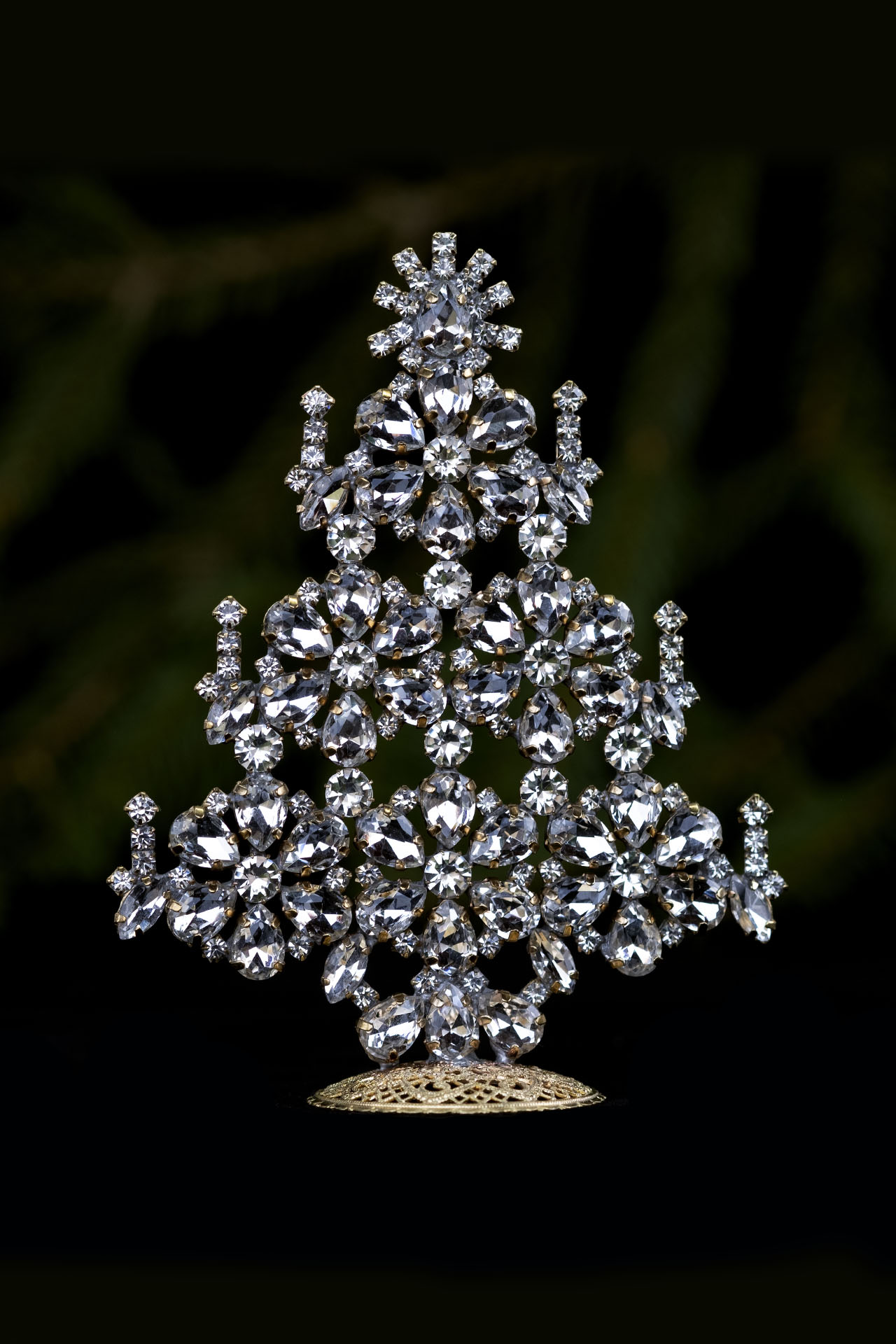 Flowery Christmas Tree, boasting beautiful tree decorations.