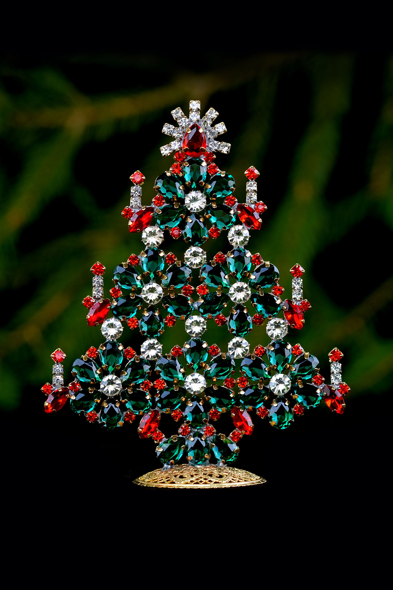Flowery Christmas Tree, boasting beautiful tree decorations