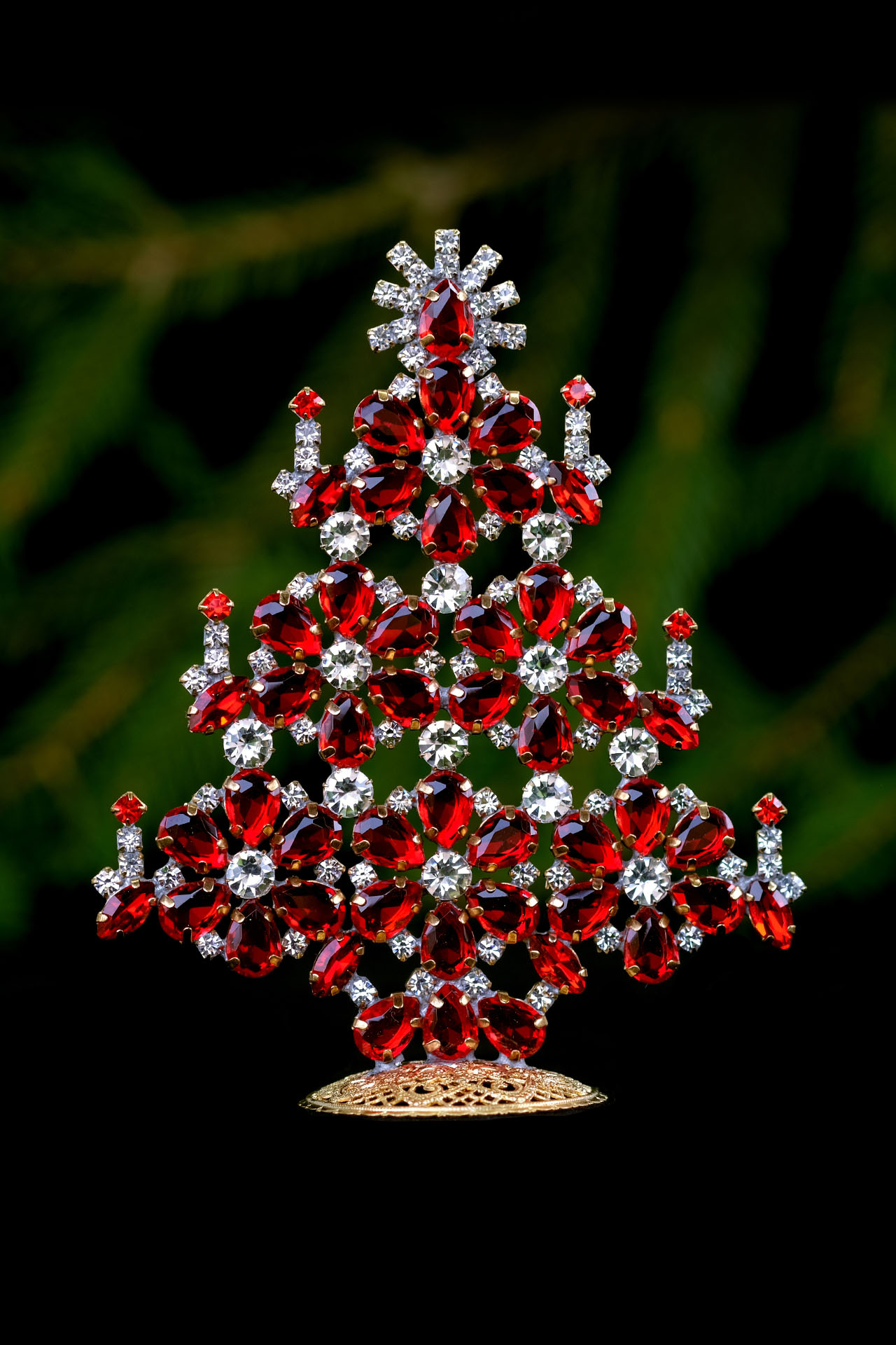 Flowery Christmas Tree, boasting beautiful tree decorations.