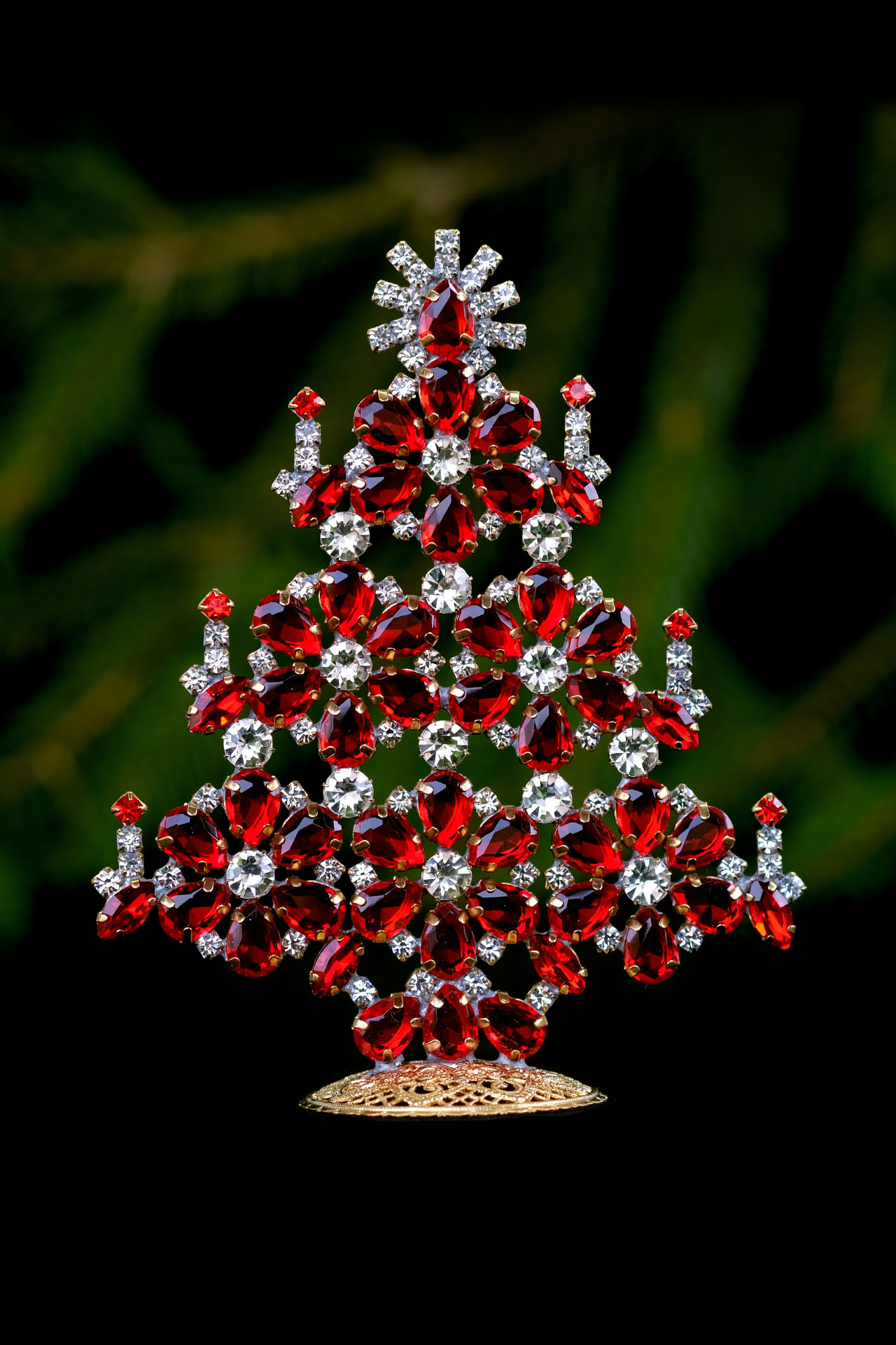 Flowery Christmas Tree, boasting beautiful tree decorations.