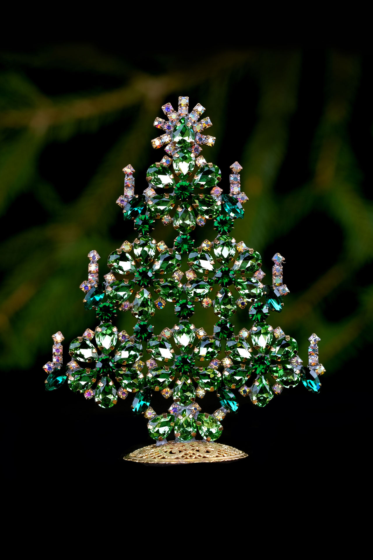 Flowery Christmas Tree, boasting beautiful tree decorations.