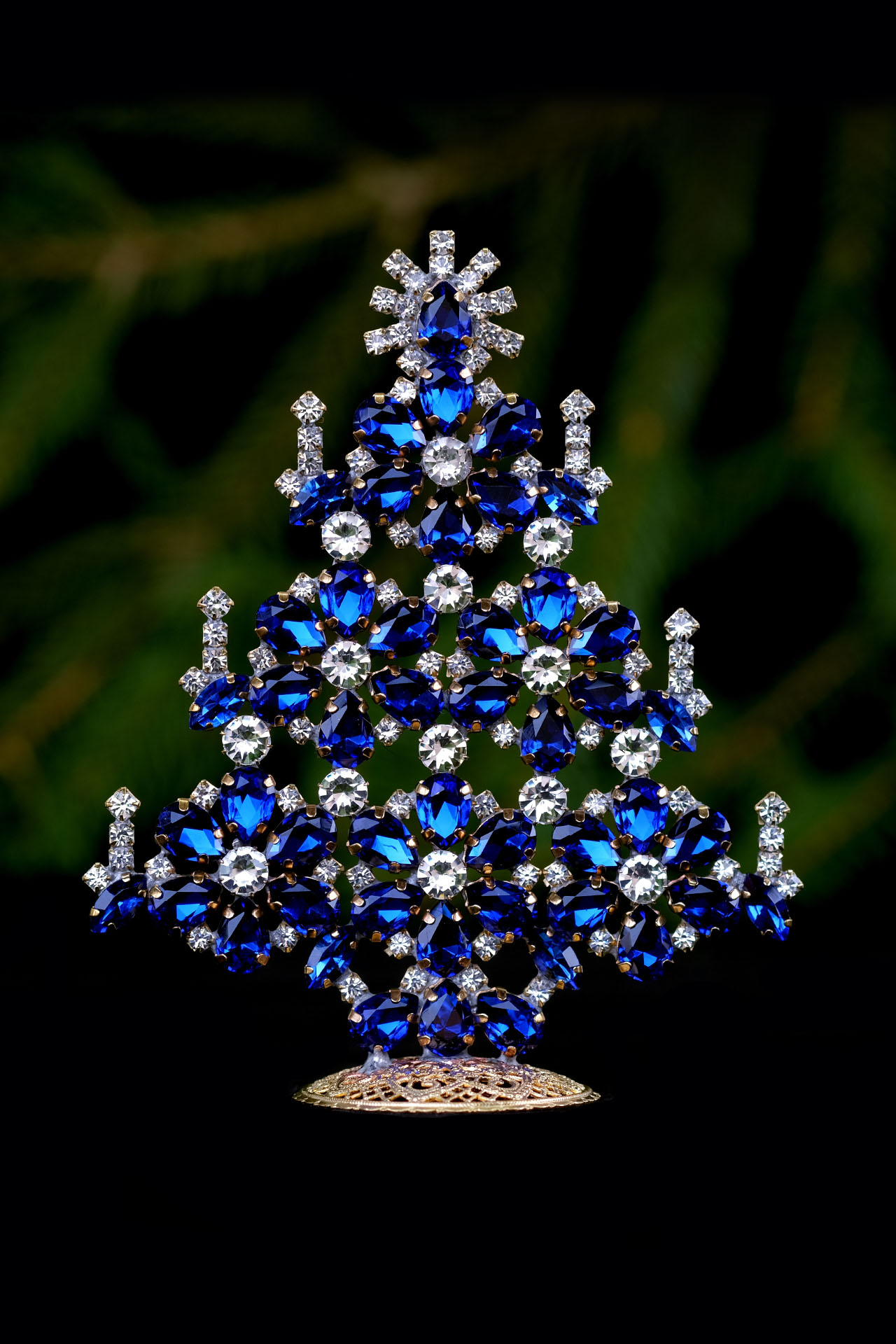 Flowery Christmas Tree, boasting beautiful tree decorations.