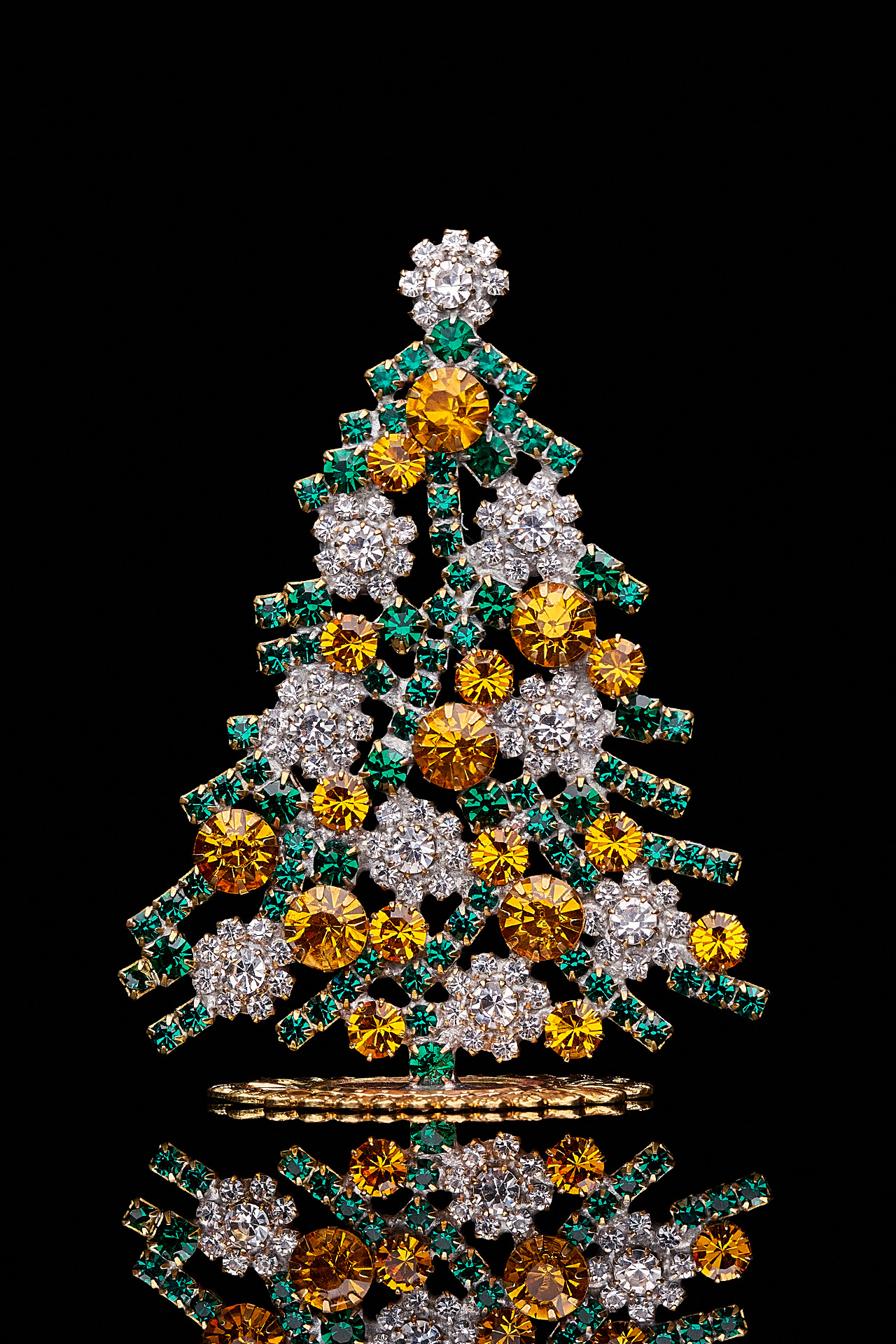 Luminous Christmas tree handmade with green and yellow rhinestones
