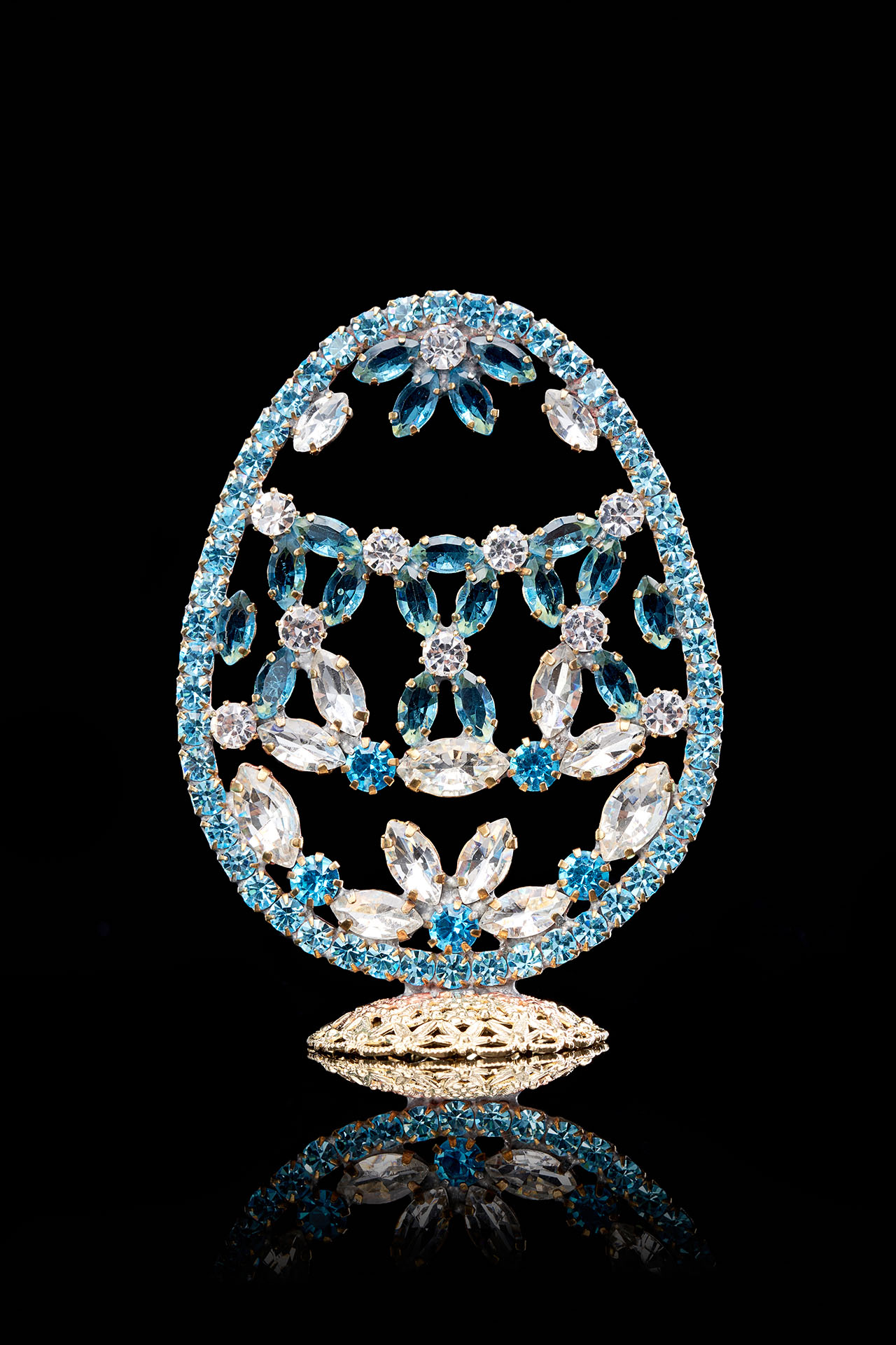 Delightful Easter Egg decoration with Blue crystals