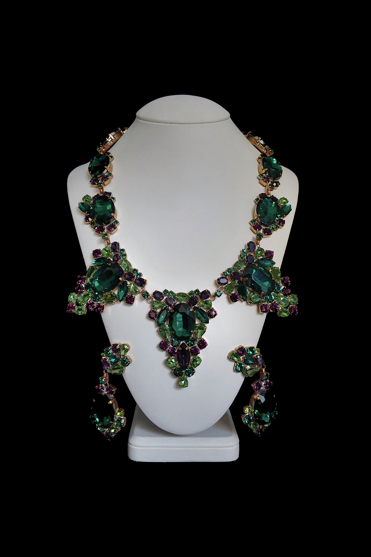 Handmade jewelry set Mythiq from green rhinestones