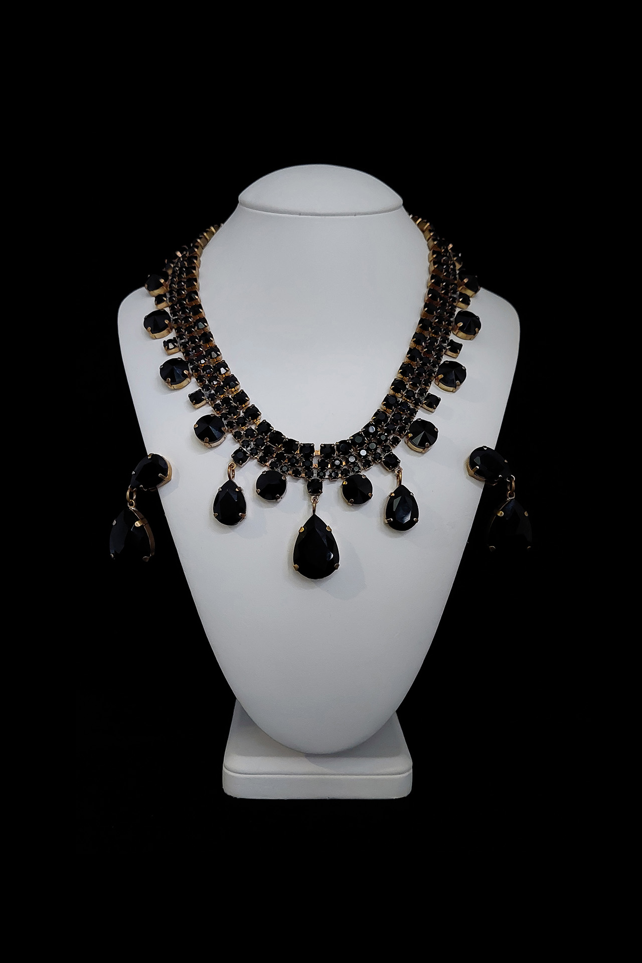 Fashion necklace and earrings Raindrops from black rhinestones