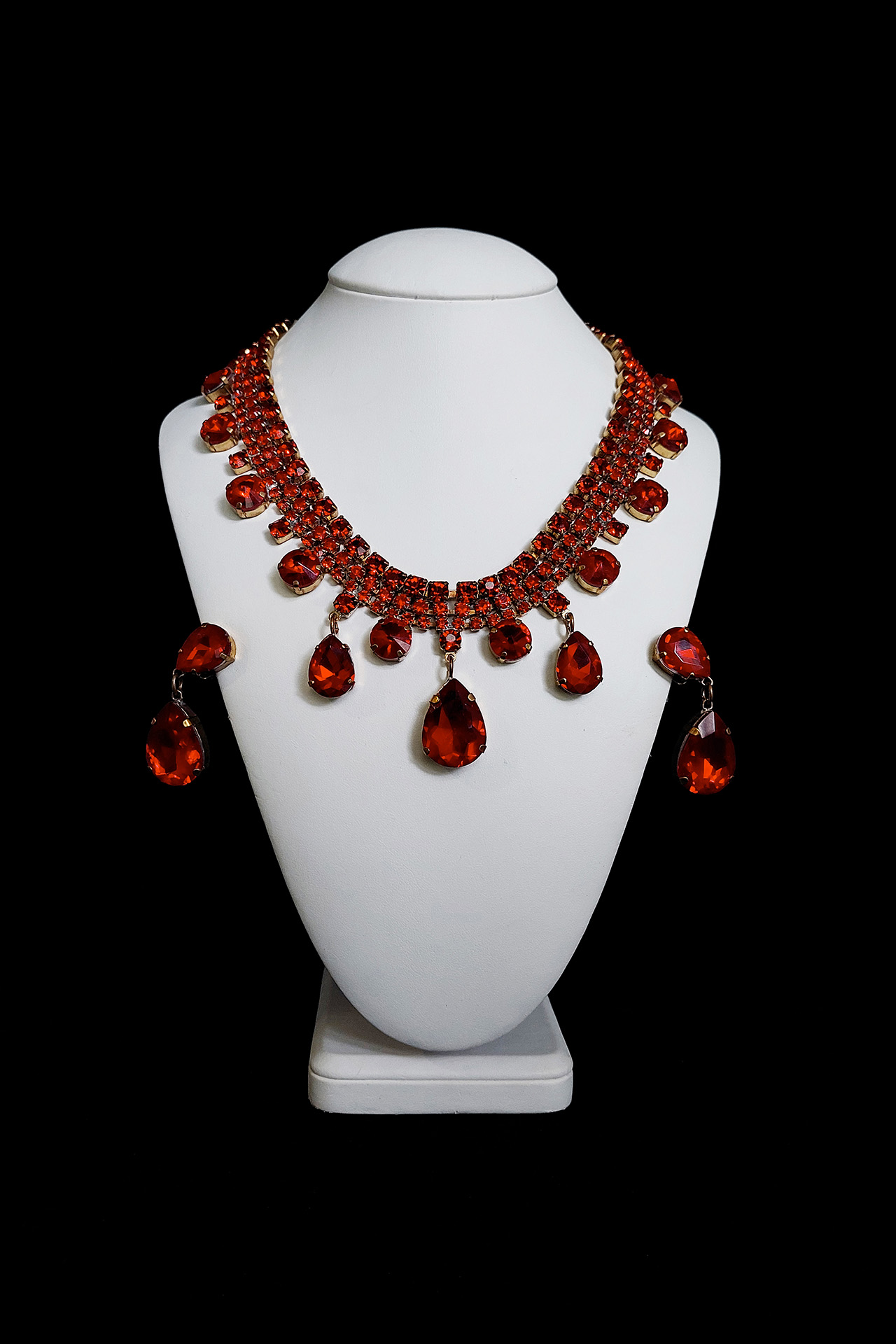 Necklace and earrings Raindrops from red rhinestones