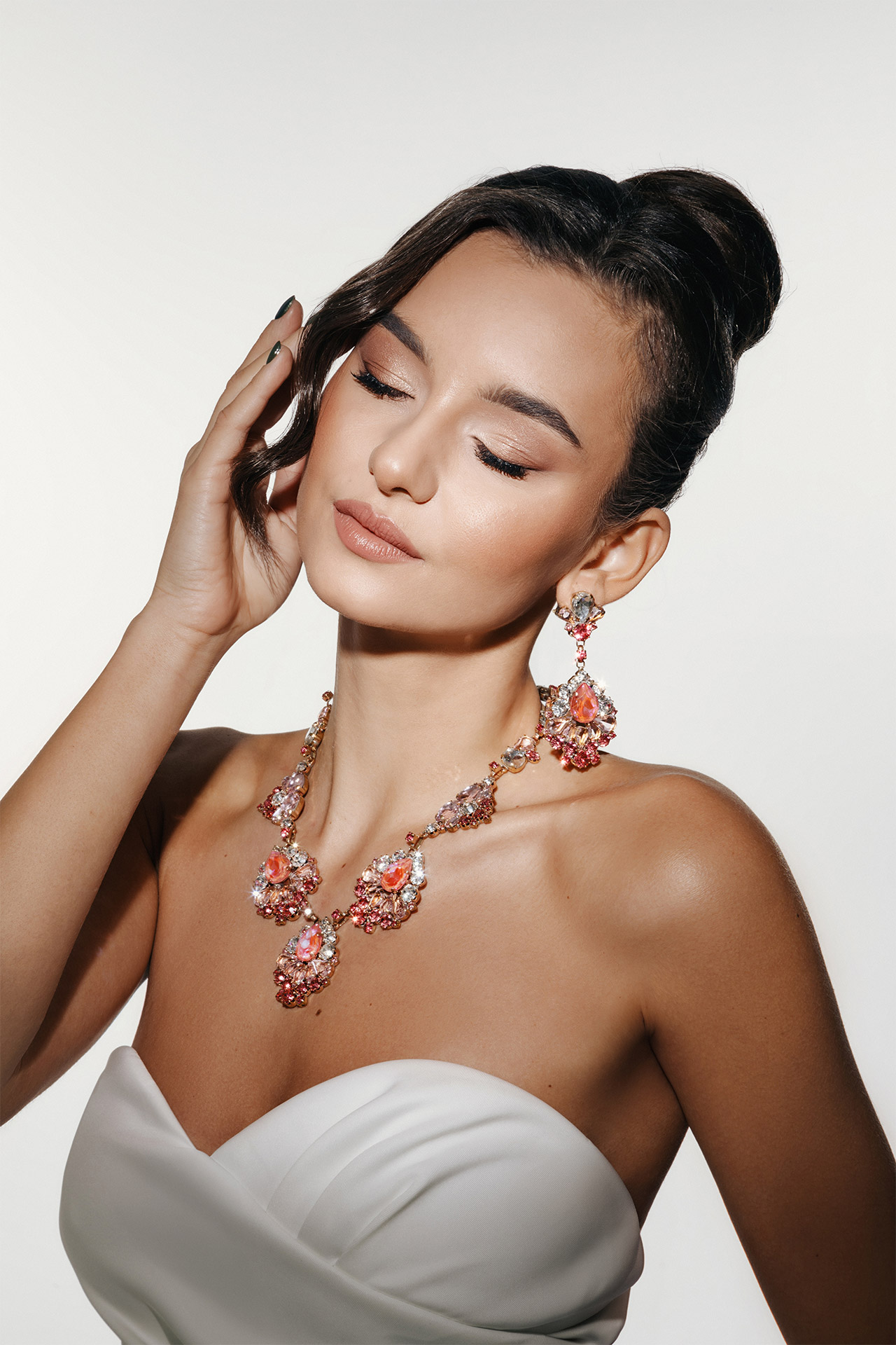 Pink rhinestone jewelry set – necklace and earrings in gold-tone metal