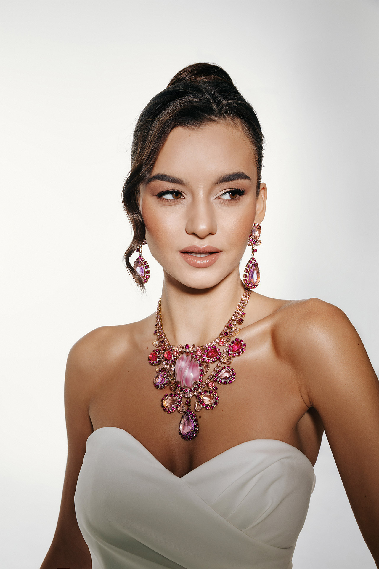 Pink rhinestone jewelry set – necklace and earrings in gold-tone metal