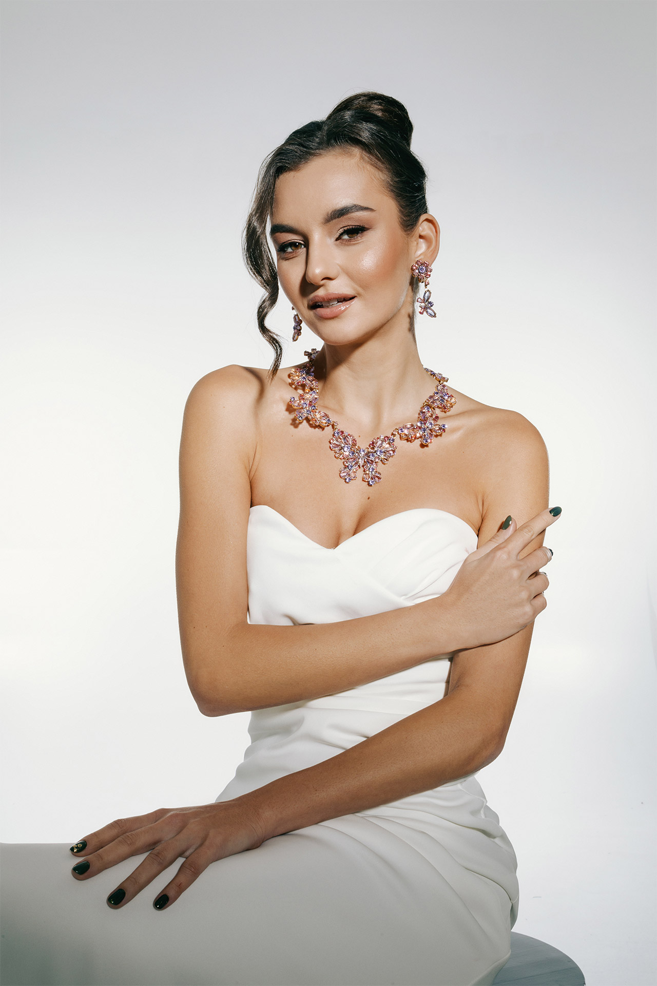 Necklace and earrings featuring butterflies made of pink rhinestones