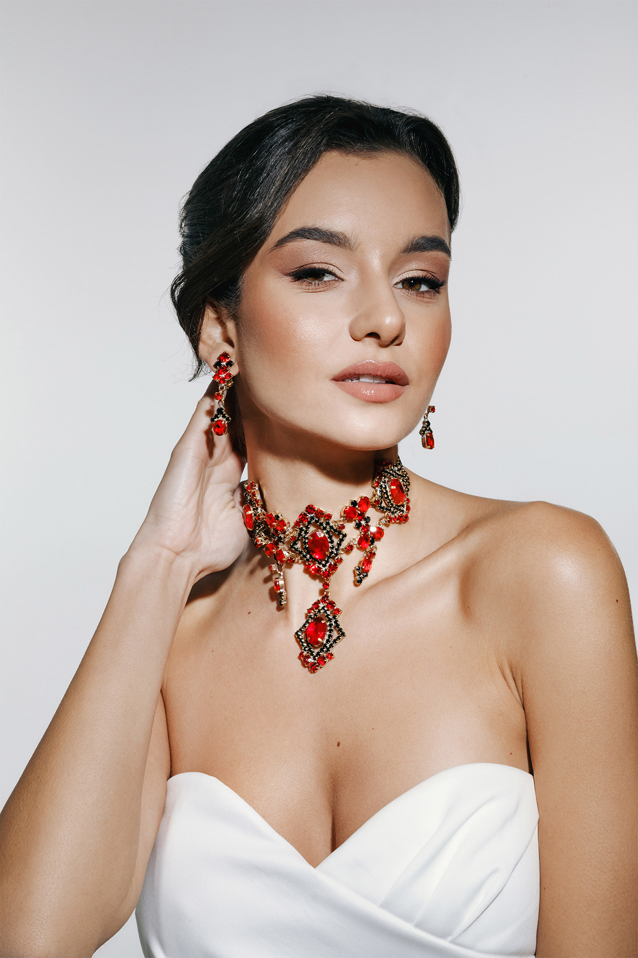 Red and black rhinestone necklace and earrings in baroque style
