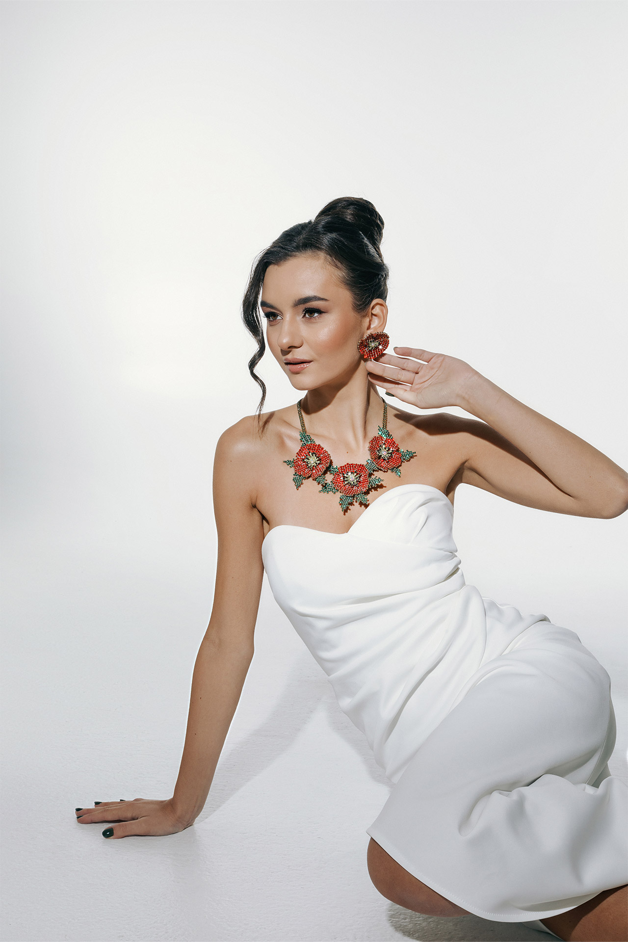 Rhinestone necklace and earrings in motief red poppy