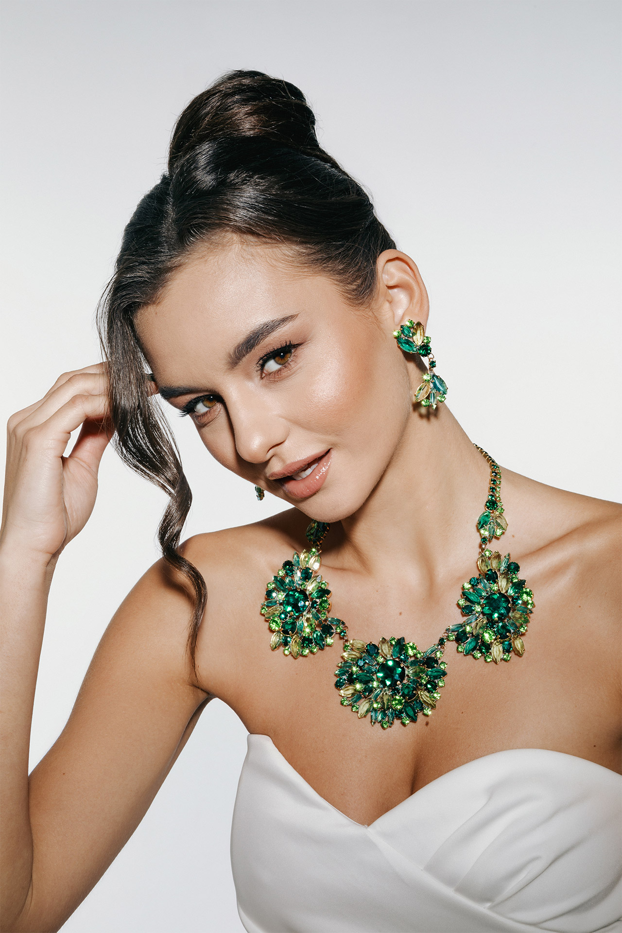 Green rhinestone necklace and earrings set with a flower motif
