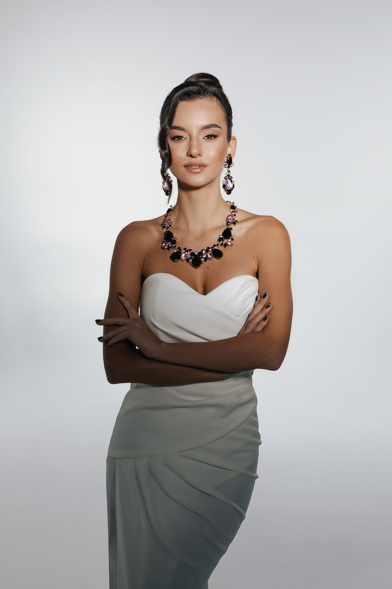 Necklace and earrings set with rhinestones in oval and teardrop shapes
