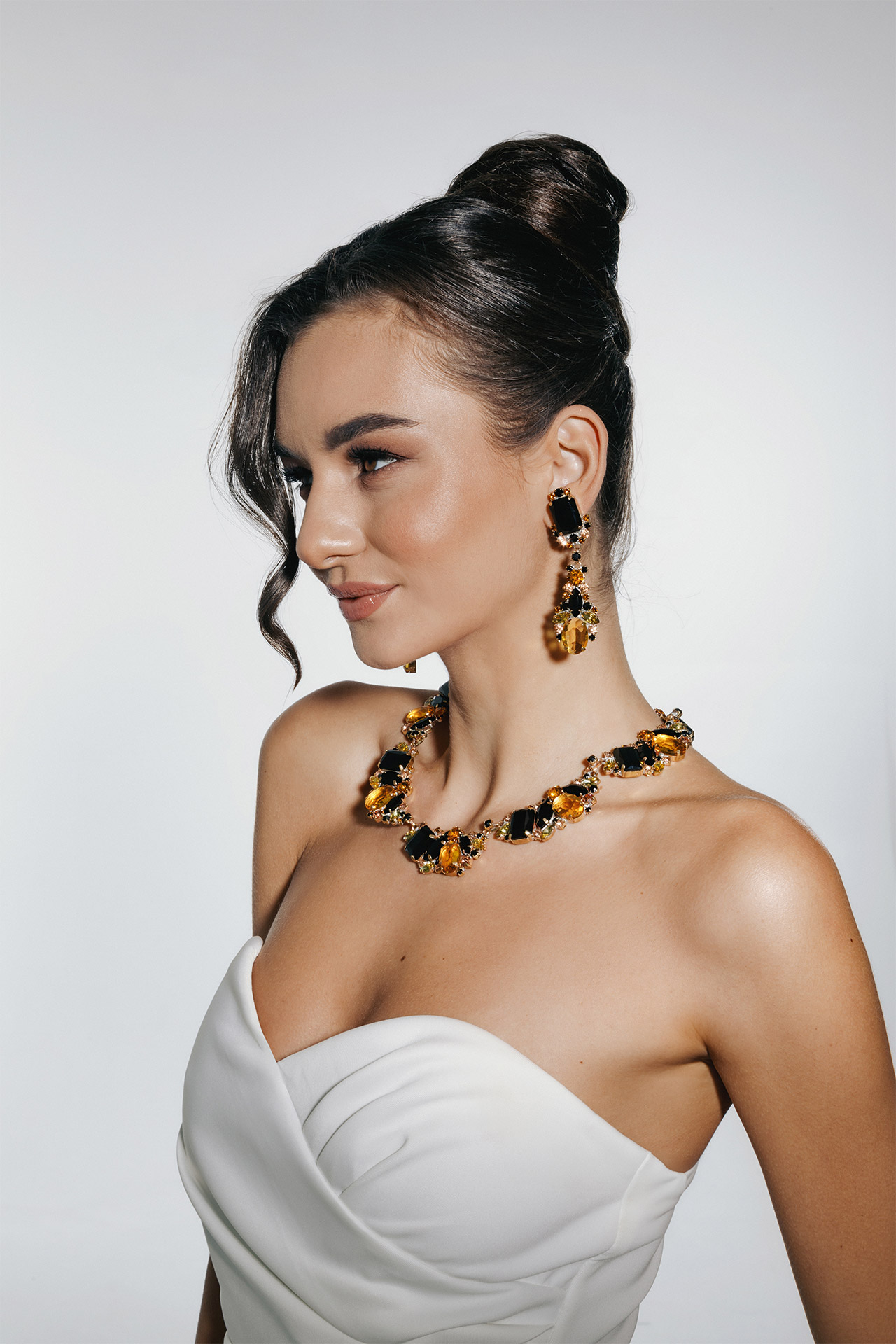 Necklace and earrings with crystals in sharp-cut  and teardrop shapes