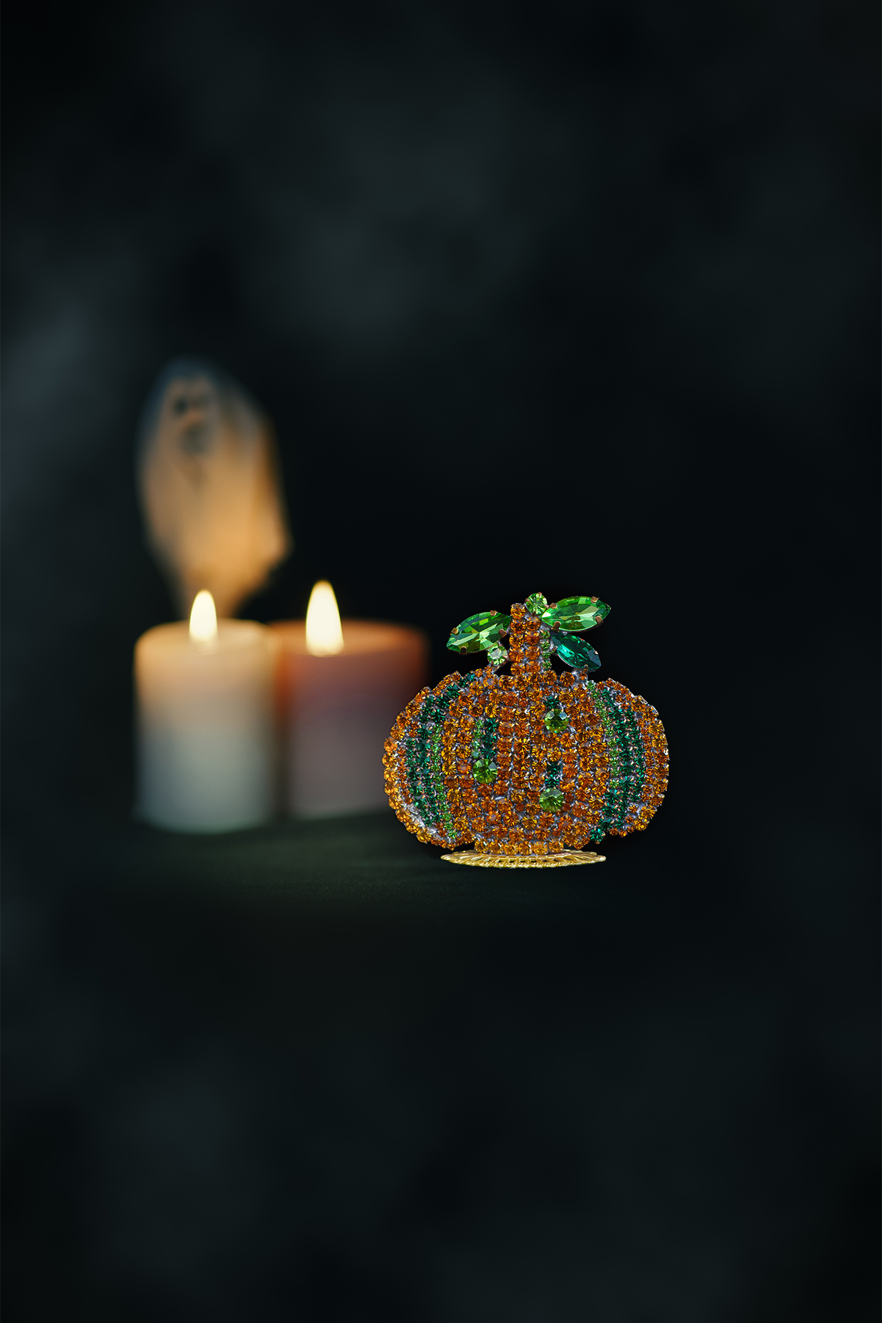 Classic pumpkin shape covered in small rhinestones for a dense glittery look