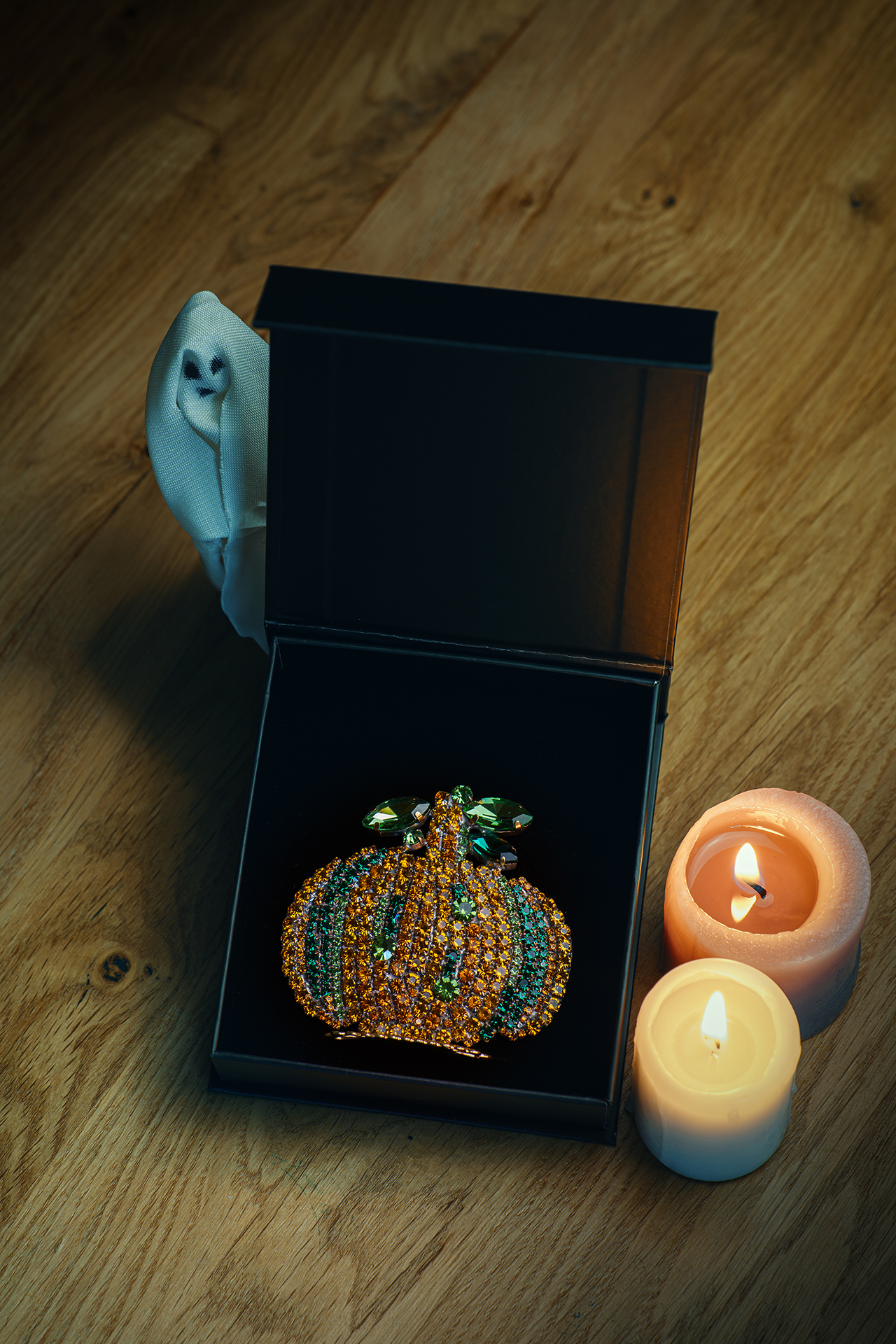 Classic pumpkin shape covered in small rhinestones for a dense glittery look