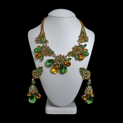 Flower necklace and earrings Parisienne from gold and green crystals