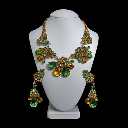 Flower necklace and earrings Parisienne from gold and green crystals